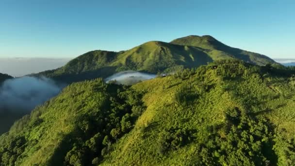 太阳升起的云彩之上的山脉的空中景观 在印度尼西亚的Mongkrang Hills — 图库视频影像