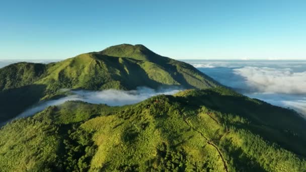 Flygfoto Över Bergen Ovanför Molnen Vid Soluppgången Mongkrang Hills Indonesien — Stockvideo