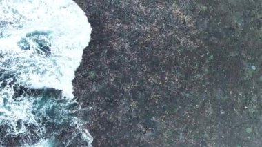 Jogja, Endonezya 'daki Kayalıklarla Alçak Gelgit Sahili ve Deniz Hava Görüntüsü.