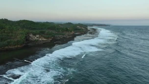 Vista Aérea Playa Marea Baja Mar Con Rocas Jogja Indonesia — Vídeo de stock