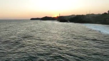 Gün batımında Sahil Uçurumu ve Denizin Hava Görüntüsü