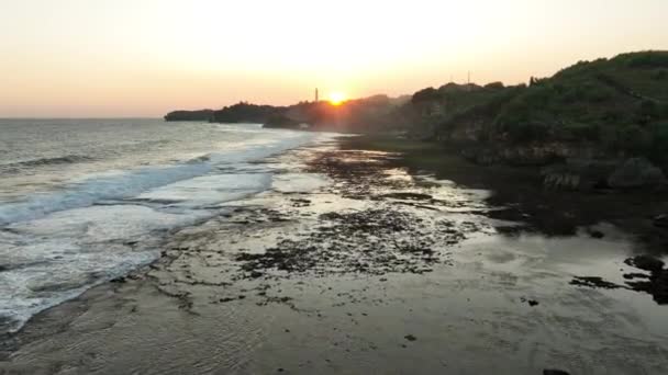 Letecký Pohled Pobřežní Útes Moře Při Západu Slunce — Stock video