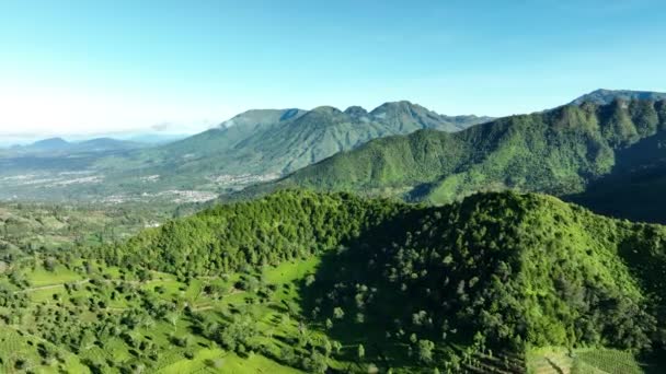 Luchtfoto Van Indonesisch Dorp Achter Heuvels Bergen — Stockvideo