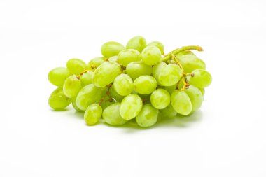 Yeşil üzümler izole edildi. Beyaz Arkaplanda Gerçekçi Yeşil Üzümler.