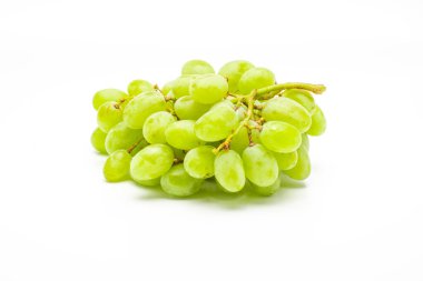 Yeşil üzümler izole edildi. Beyaz Arkaplanda Gerçekçi Yeşil Üzümler.