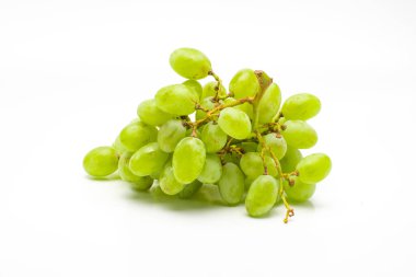 Yeşil üzümler izole edildi. Beyaz Arkaplanda Gerçekçi Yeşil Üzümler.