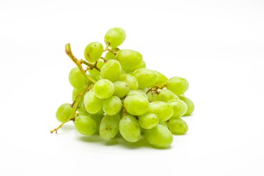 Yeşil üzümler izole edildi. Beyaz Arkaplanda Gerçekçi Yeşil Üzümler.