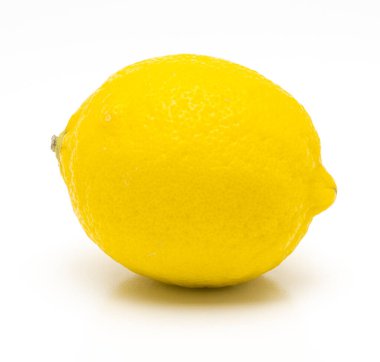 Limon izole edilmiş. Beyaz Arkaplanda Gerçekçi Limon.
