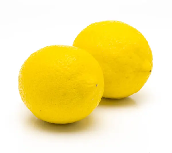 Limon izole edilmiş. Beyaz Arkaplanda Gerçekçi Limon.
