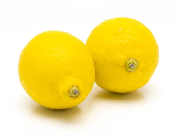 레몬은 고립되어 백지에 새겨진 현실적 — 스톡 사진