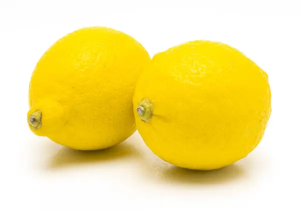 레몬은 고립되어 백지에 새겨진 현실적 — 스톡 사진