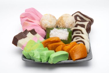 Beyaz arka planda Getuk Gondok 'u izole ettim. Endonezya, Magelang 'dan lezzetli Cassava çerezi.