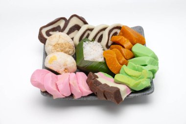 Beyaz arka planda Getuk Gondok 'u izole ettim. Endonezya, Magelang 'dan lezzetli Cassava çerezi.