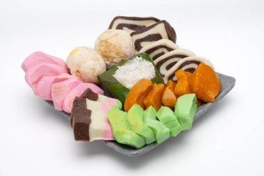 Beyaz arka planda Getuk Gondok 'u izole ettim. Endonezya, Magelang 'dan lezzetli Cassava çerezi.