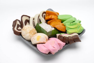 Beyaz arka planda Getuk Gondok 'u izole ettim. Endonezya, Magelang 'dan lezzetli Cassava çerezi.