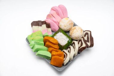 Beyaz arka planda Getuk Gondok 'u izole ettim. Endonezya, Magelang 'dan lezzetli Cassava çerezi.