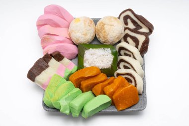 Beyaz arka planda Getuk Gondok 'u izole ettim. Endonezya, Magelang 'dan lezzetli Cassava çerezi.