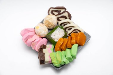 Beyaz arka planda Getuk Gondok 'u izole ettim. Endonezya, Magelang 'dan lezzetli Cassava çerezi.