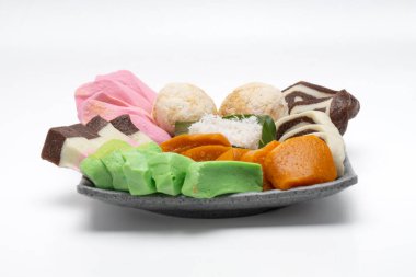 Beyaz arka planda Getuk Gondok 'u izole ettim. Endonezya, Magelang 'dan lezzetli Cassava çerezi.