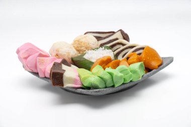 Beyaz arka planda Getuk Gondok 'u izole ettim. Endonezya, Magelang 'dan lezzetli Cassava çerezi.