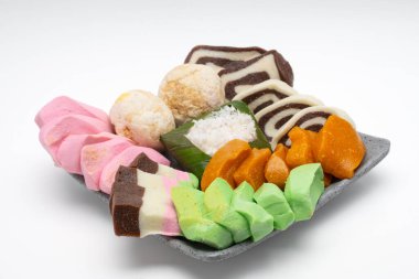 Beyaz arka planda Getuk Gondok 'u izole ettim. Endonezya, Magelang 'dan lezzetli Cassava çerezi.