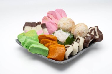 Beyaz arka planda Getuk Gondok 'u izole ettim. Endonezya, Magelang 'dan lezzetli Cassava çerezi.