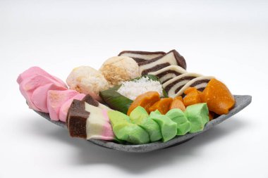 Beyaz arka planda Getuk Gondok 'u izole ettim. Endonezya, Magelang 'dan lezzetli Cassava çerezi.