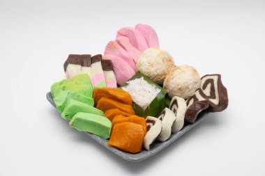 Beyaz arka planda Getuk Gondok 'u izole ettim. Endonezya, Magelang 'dan lezzetli Cassava çerezi.