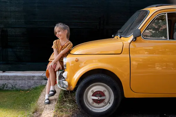 Mosolygó Fiatal Lány Hajlik Egy Fiat 500 Klasszikus Autó Öltözött — Stock Fotó