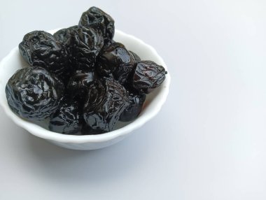 Beyaz arka planda kurutulmuş böğürtlen. yüksek kaliteli fotoğraf 