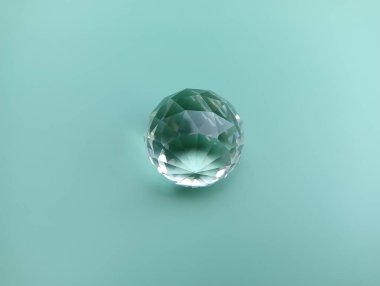 Yeşil arka planda değerli bir mücevher 