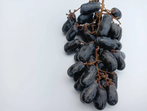 Gezonde Verse Zwarte Druiven Witte Achtergrond — Stockfoto