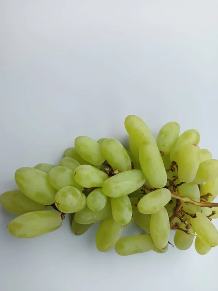 Grüne Trauben Auf Weißem Hintergrund — Stockfoto