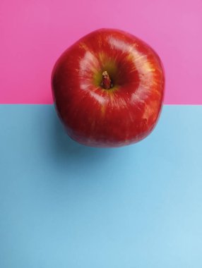 Renkli arka planda sağlıklı taze elma 