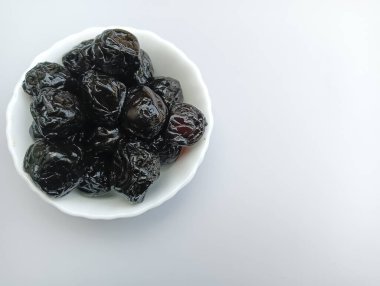 Beyaz kasede kurutulmuş böğürtlen