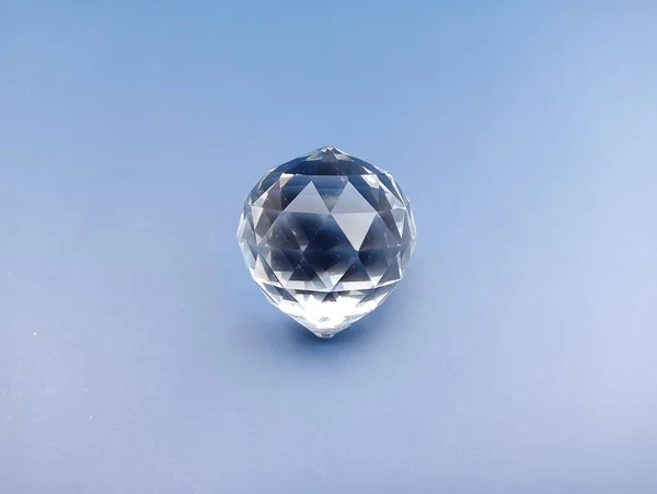 Kostbarer Diamant Auf Blauem Hintergrund — Stockfoto