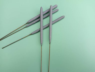 Yeşil zemin üzerinde ateş krakerleri 