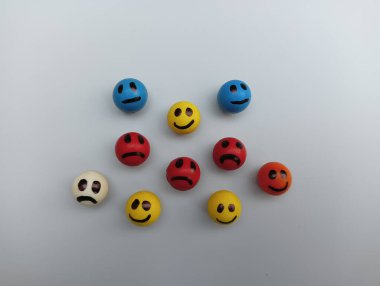 Beyaz arkaplanda renkli duygusal gülümsemeler 