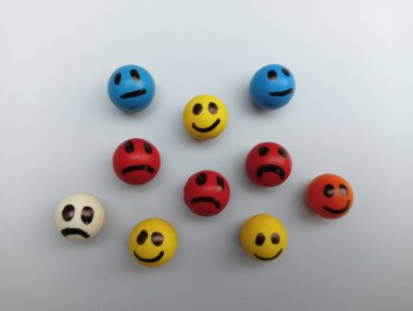 Beyaz arkaplanda renkli gülümsemeler 