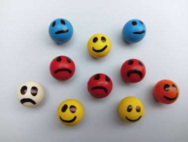 Beyaz arka planda güzel gülümsemeler 