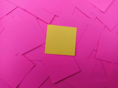 Kırmızı kare kaplama arka planda sarı kare kağıt 