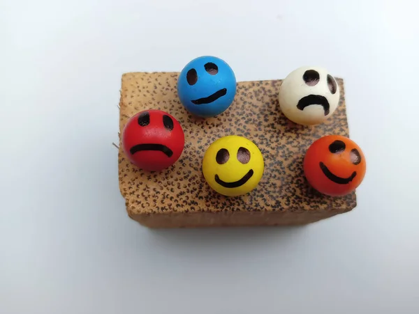Kolorowe Uśmiechy Drewnianym Kawałku — Zdjęcie stockowe