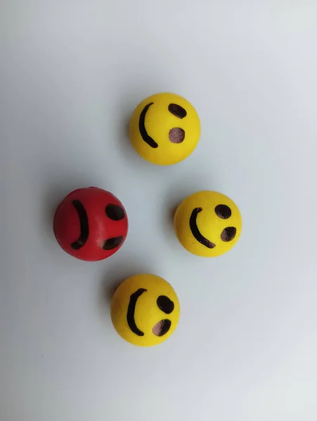 Три Счастливых Лица Одно Грустное Лицо Белом Фоне — стоковое фото