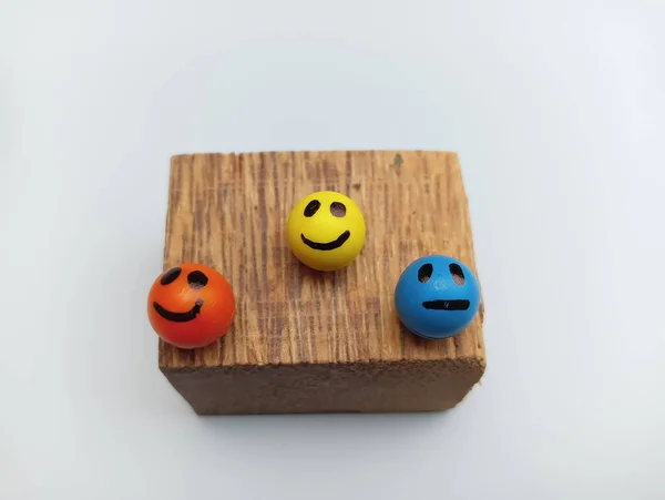 Emocjonalne Uśmiechy Drewnianym Kawałku — Zdjęcie stockowe