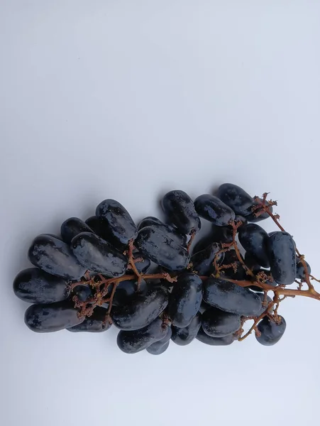 白底健康的新鲜黑葡萄 — 图库照片