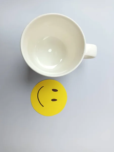 Szczęśliwy Smiley Filiżanka Herbaty Białym Tle — Zdjęcie stockowe