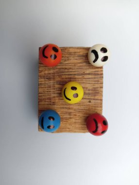 Güzel gülen yüzler ahşap parçada 