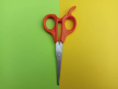 Renkli arkaplanda makas 