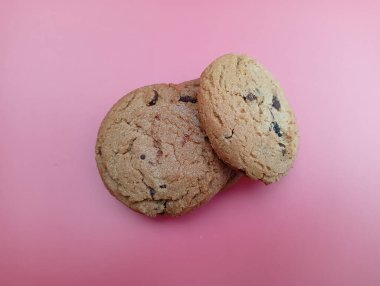 Kırmızı arka planda lezzetli çikolatalı kurabiyeler. 