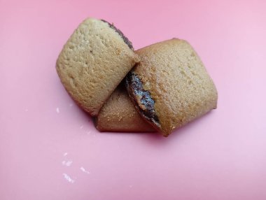 Kırmızı arka planda çikolatalı bisküvi. 